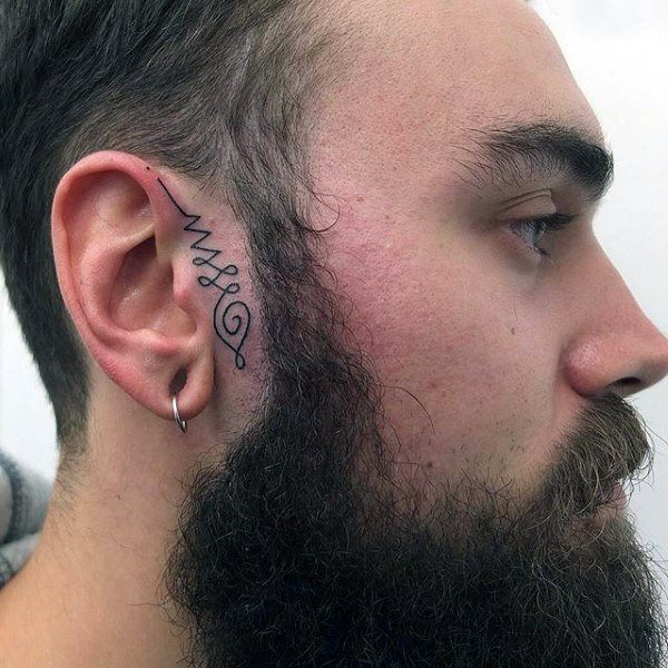 tatuaje en la oreja para hombre 46