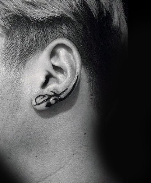 tatuaje en la oreja para hombre 47