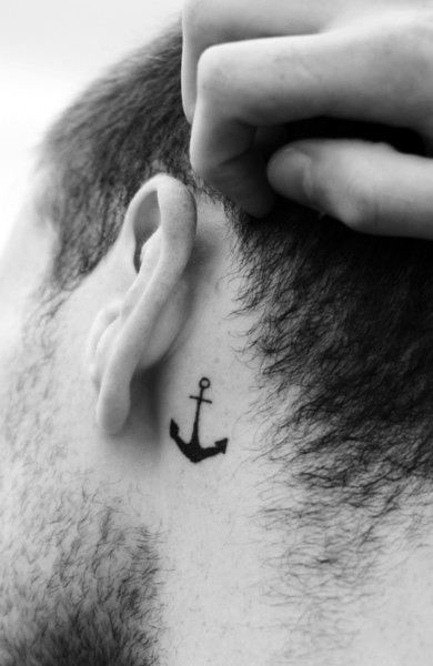 tatuaje en la oreja para hombre 48