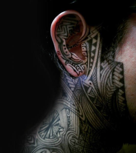 tatuaje en la oreja para hombre 51