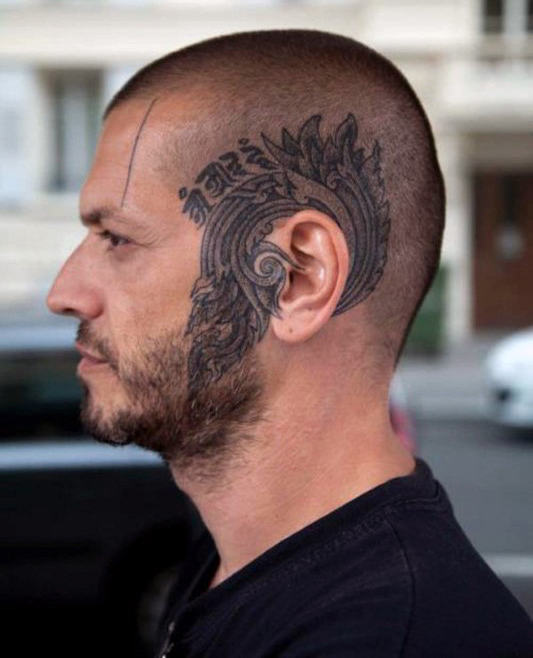 tatuaje en la oreja para hombre 52