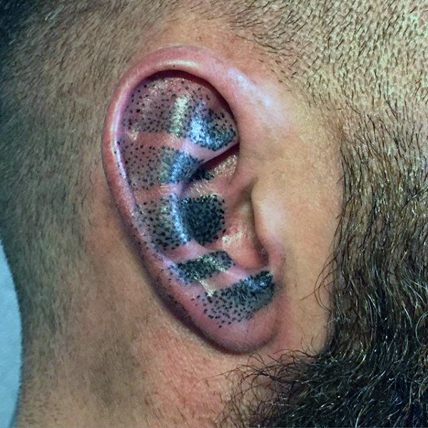 tatuaje en la oreja para hombre 53