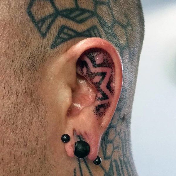 tatuaje en la oreja para hombre 54