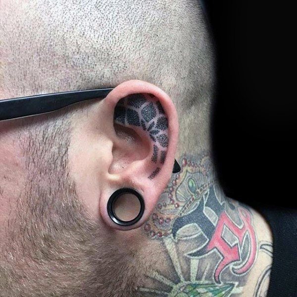 tatuaje en la oreja para hombre 55