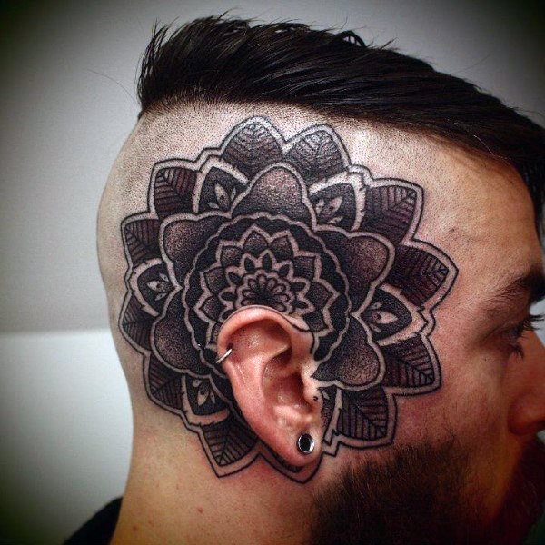 tatuaje en la oreja para hombre 56