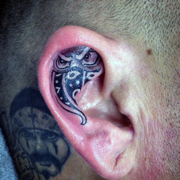 tatuaje en la oreja para hombre 58
