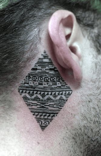 tatuaje en la oreja para hombre 59