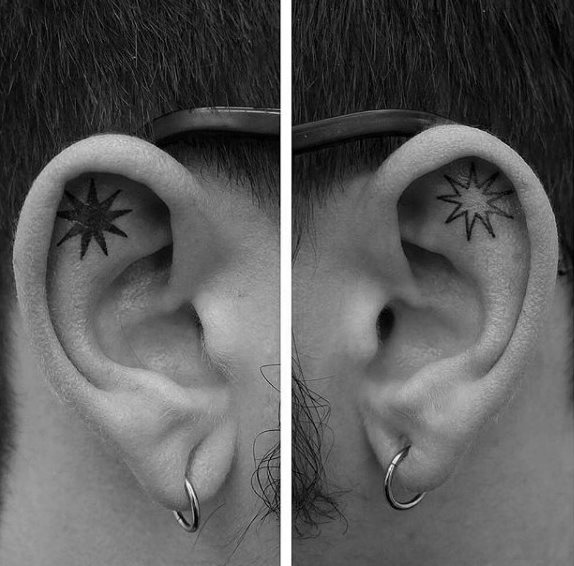tatuaje en la oreja para hombre 61