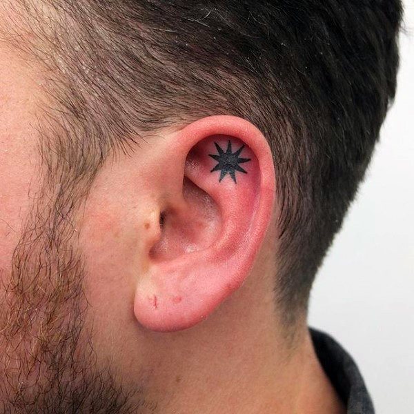 tatuaje en la oreja para hombre 62