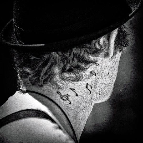 tatuaje en la oreja para hombre 65