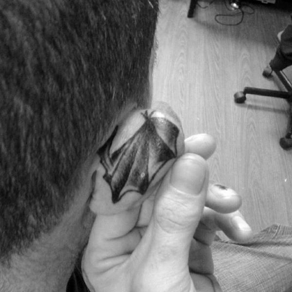 tatuaje en la oreja para hombre 68