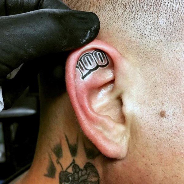 tatuaje en la oreja para hombre 69