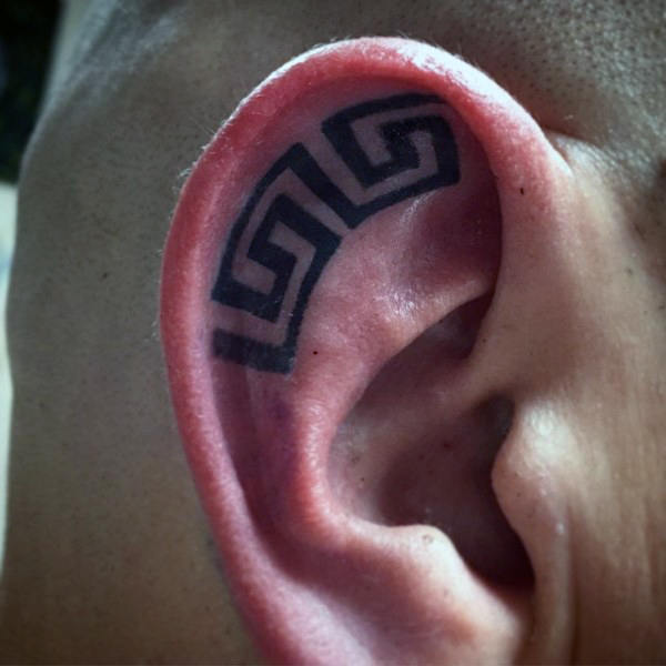 tatuaje en la oreja para hombre 70