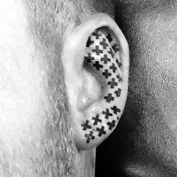 tatuaje en la oreja para hombre 71