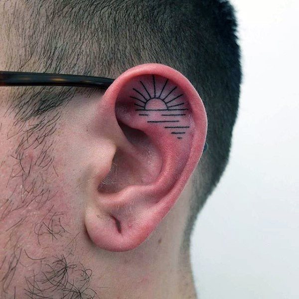 tatuaje en la oreja para hombre 72