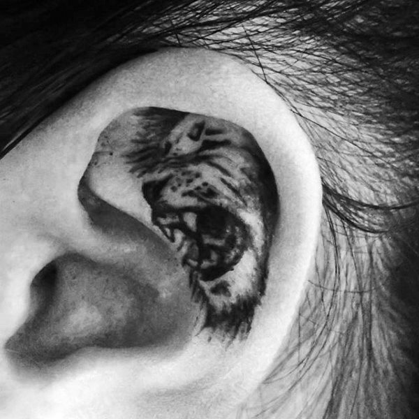 tatuaje en la oreja para hombre 73