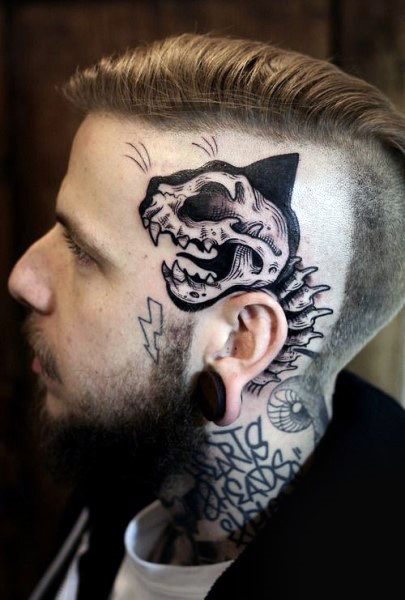 tatuaje en la oreja para hombre 74