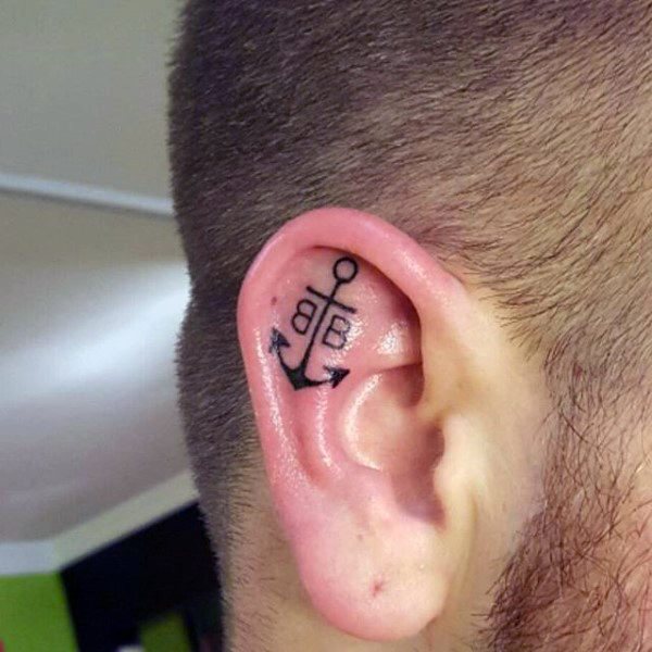 tatuaje en la oreja para hombre 75