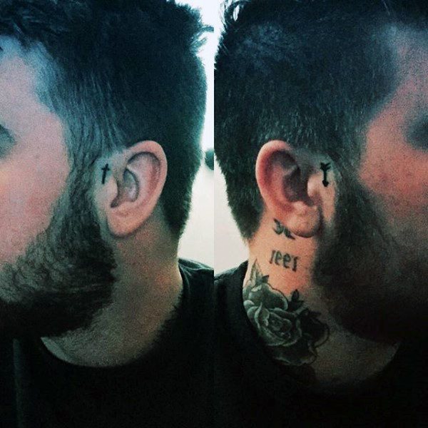 tatuaje en la oreja para hombre 76