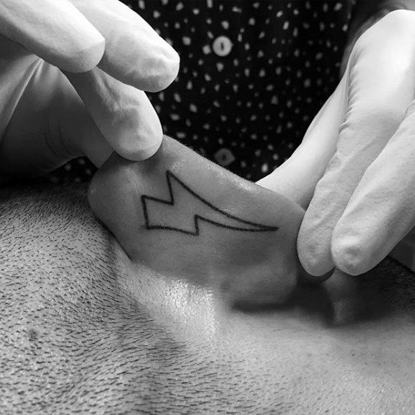 tatuaje en la oreja para hombre 77