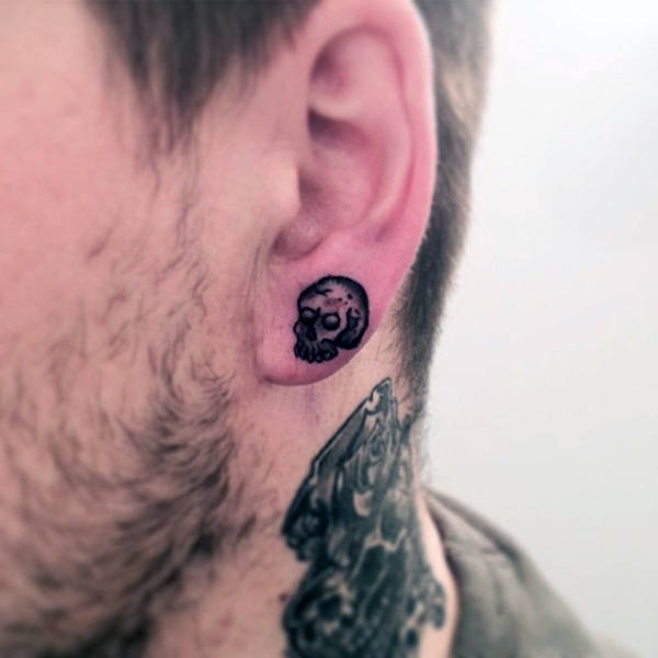 tatuaje en la oreja para hombre 78