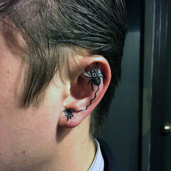 tatuaje en la oreja para hombre 80