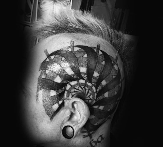 tatuaje en la oreja para hombre 81