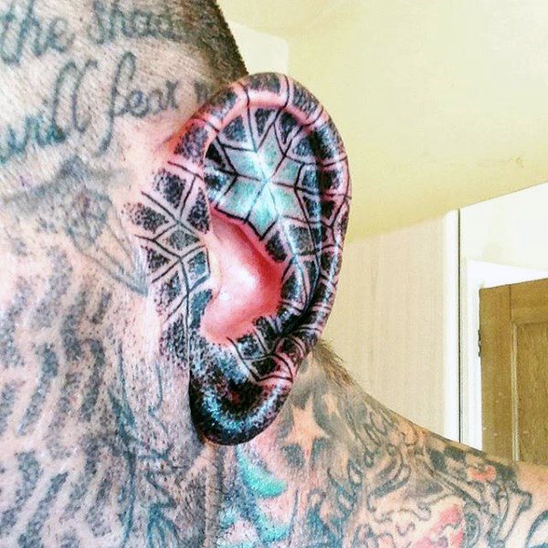tatuaje en la oreja para hombre 82
