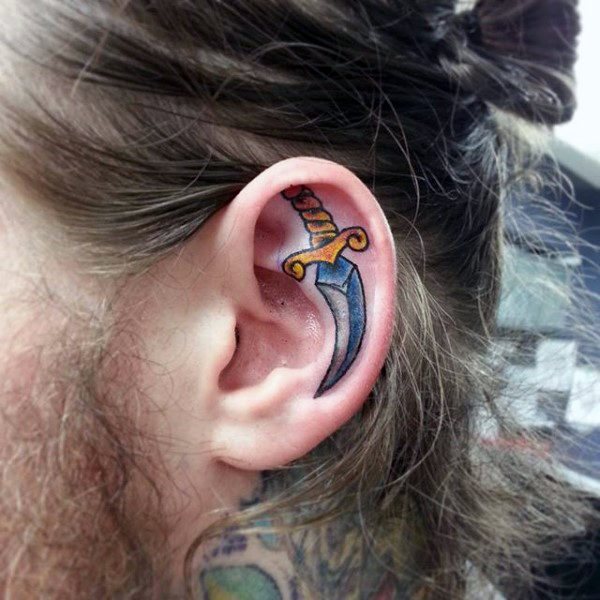tatuaje en la oreja para hombre 83