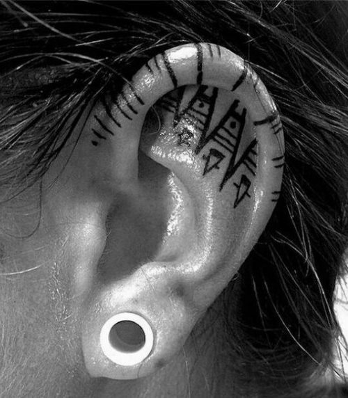tatuaje en la oreja para hombre 84