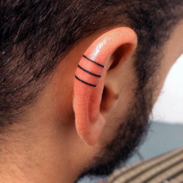 tatuaje en la oreja para hombre 85