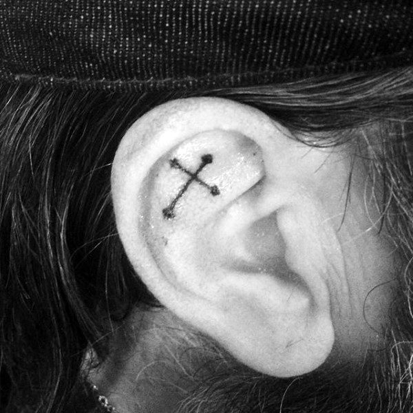 tatuaje en la oreja para hombre 86