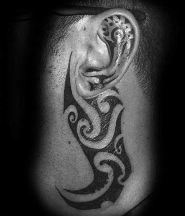 tatuaje en la oreja para hombre 87