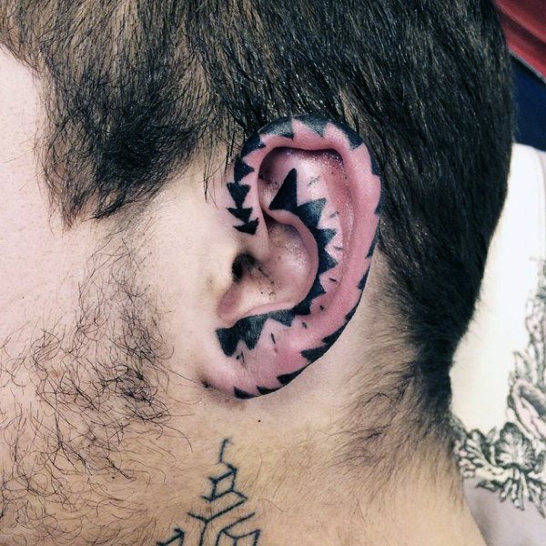 tatuaje en la oreja para hombre 88