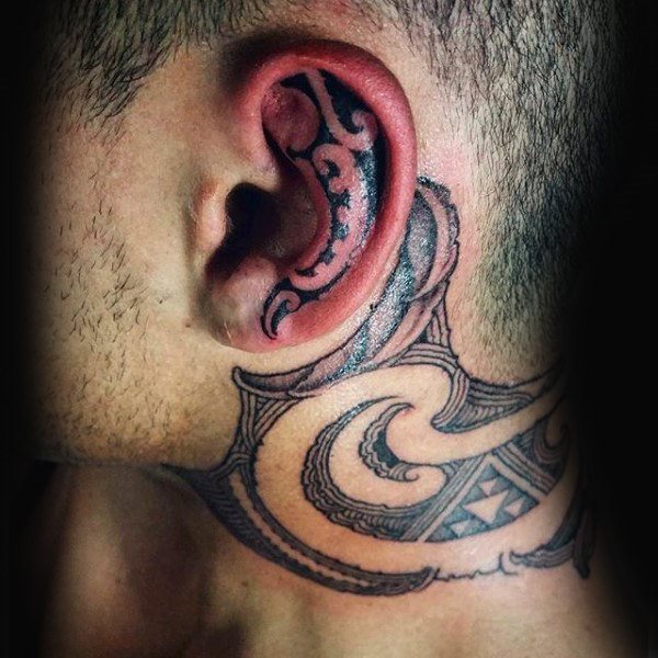tatuaje en la oreja para hombre 89