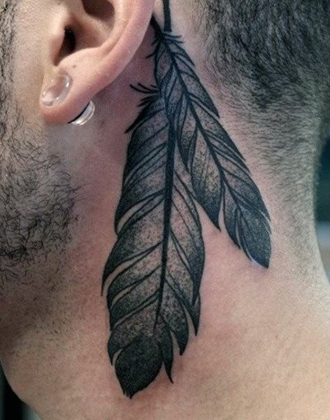 tatuaje en la oreja para hombre 90
