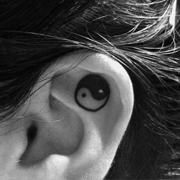 tatuaje en la oreja para hombre 92