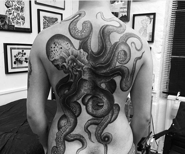 tatuaje extrano para hombre 40