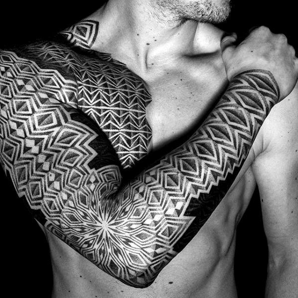 tatuaje geometrico manga para hombre 07