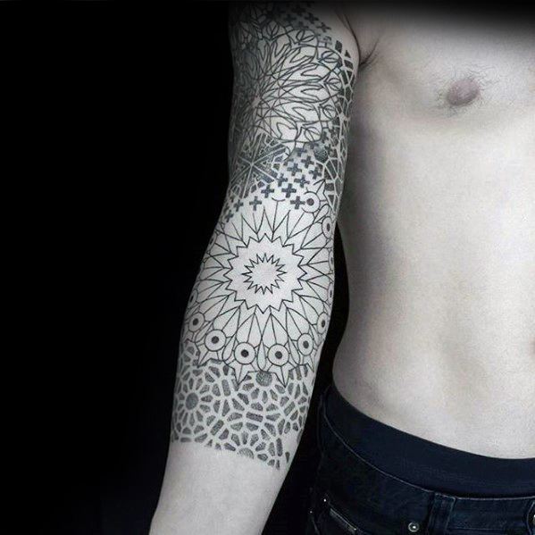 tatuaje geometrico manga para hombre 13