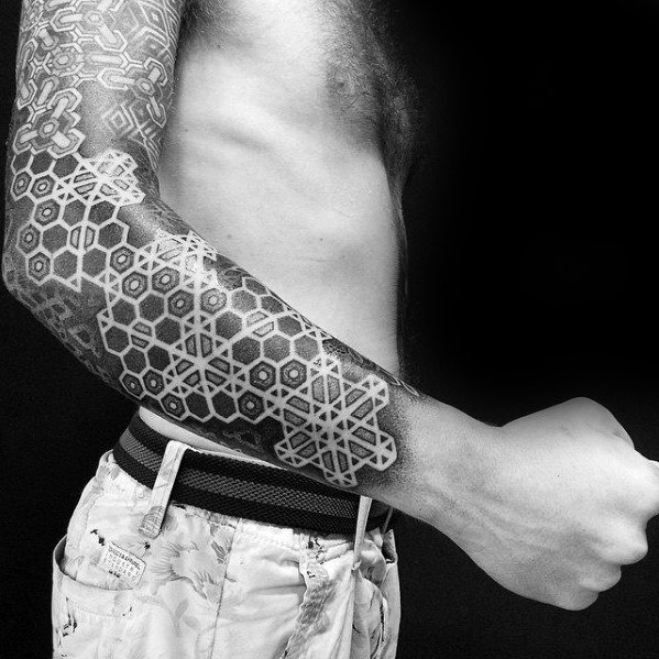 tatuaje geometrico manga para hombre 14
