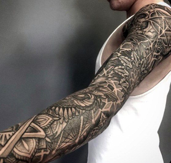 tatuaje geometrico manga para hombre 15
