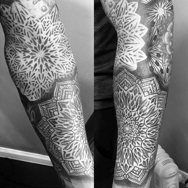 tatuaje geometrico manga para hombre 17