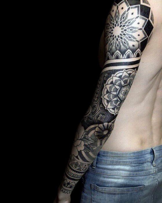 tatuaje geometrico manga para hombre 19