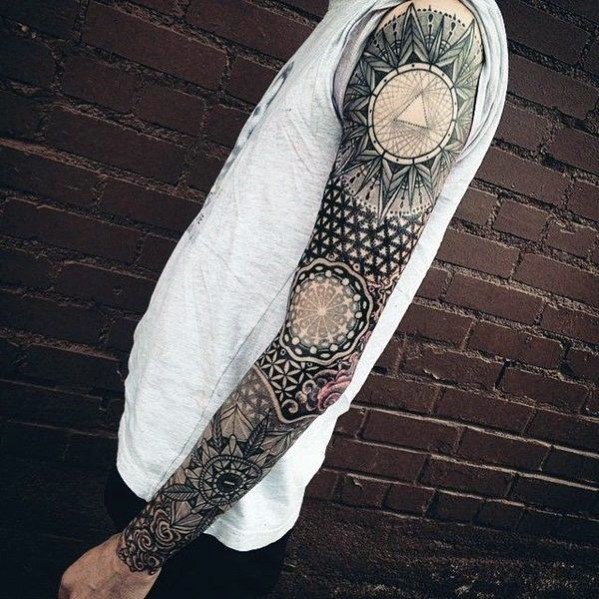 tatuaje geometrico manga para hombre 21