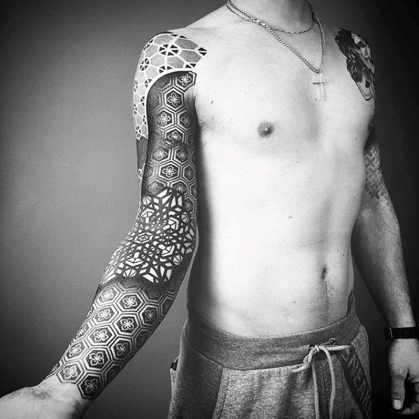tatuaje geometrico manga para hombre 25