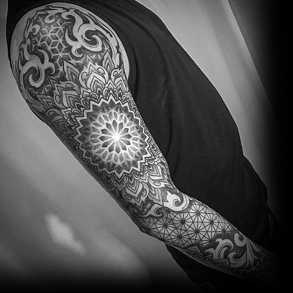 tatuaje geometrico manga para hombre 26