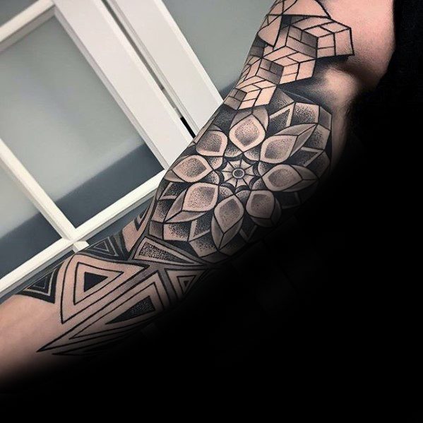 tatuaje geometrico manga para hombre 28