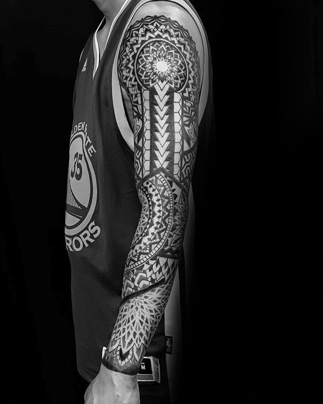 tatuaje geometrico manga para hombre 29