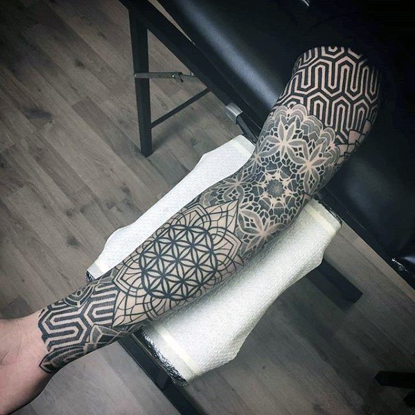 tatuaje geometrico manga para hombre 31